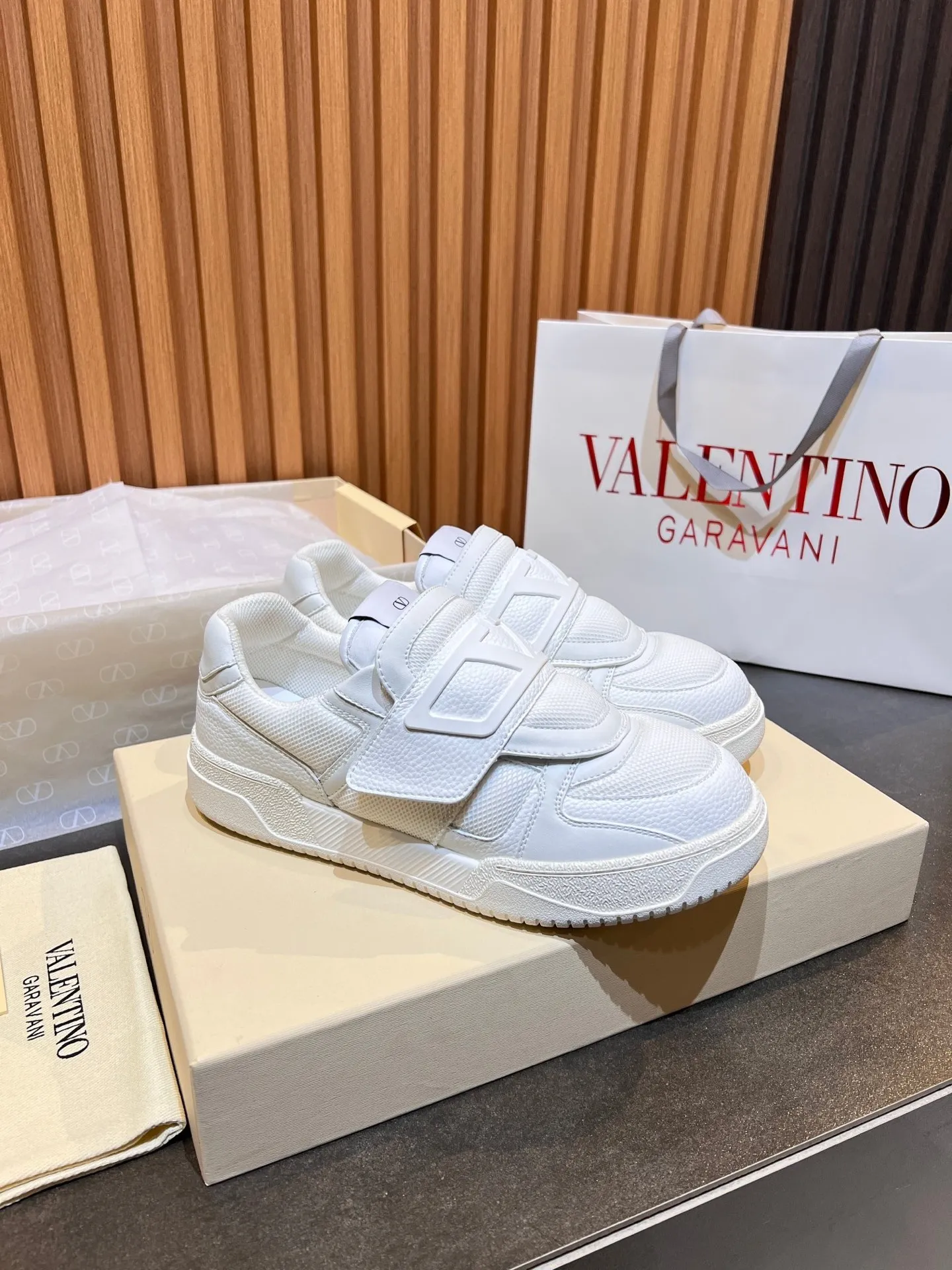 Men's men's shoes 💰760 VLTN Valentin 𝑶𝒏𝒆𝑺𝒕𝒖𝒅 Couple's sneaker series Valentino 2025 new couple's sneakers are on sale. The original ZP purchased and disassembled. Repeated pattern making and modification. The strength must be restored one to one! Top luxury masterpiece Velcro design Soft and comfortable imported calfskin 🧧brings excellent and elegant texture and excellent on-foot comfort Top purchasing version upper: imported calfskin surface/original oil edge craftsmanship Inner: water-dyed cowhide lining Outsole: original development 𝐓𝐏𝐔 two-color combination outsole Packaging: original configuration complete package Code number: 35-46 (45 46 customized)